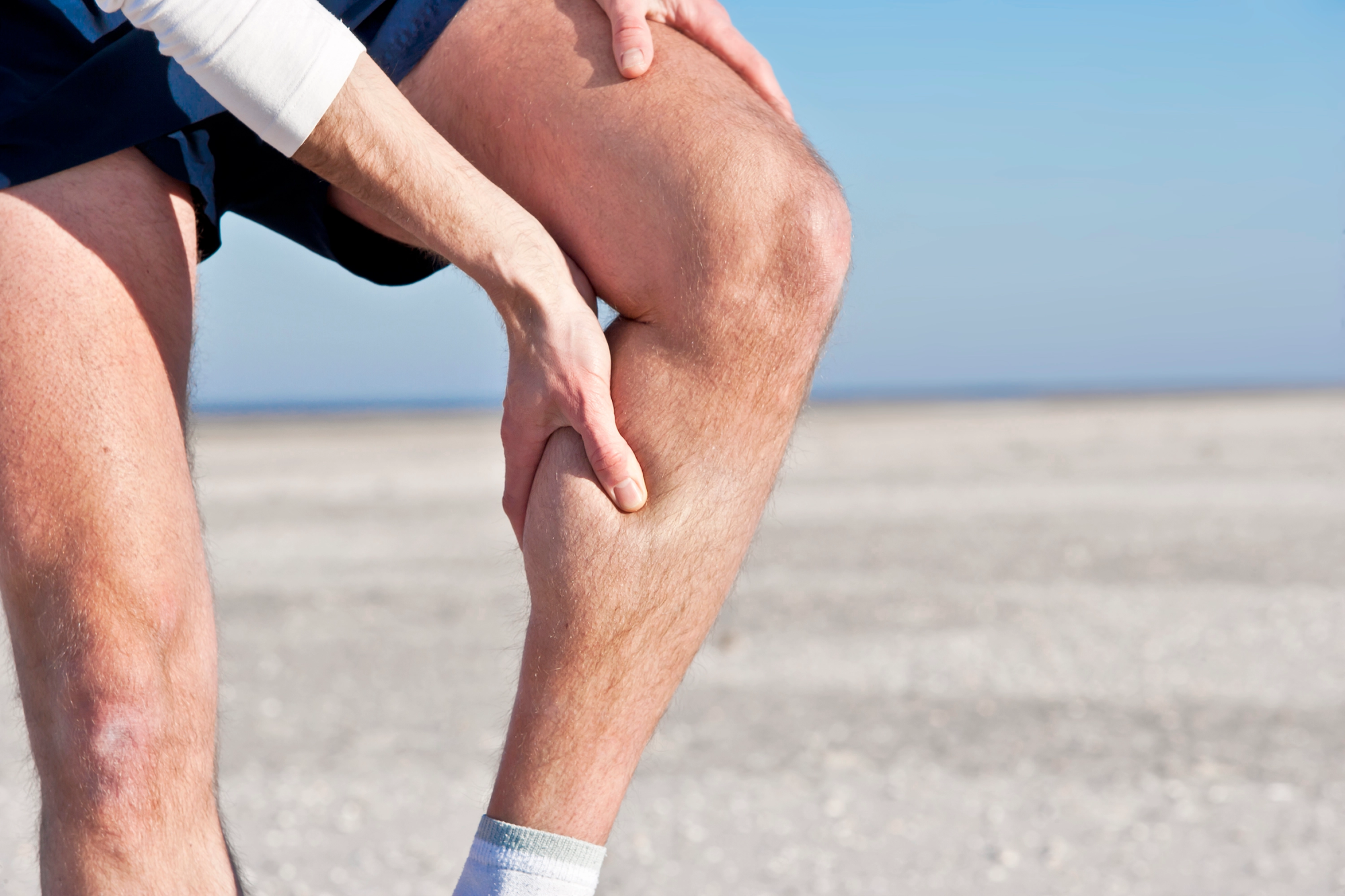 Болит колено у мужчины причины лечение. Варикозные мужские ноги. Расширение вен на ногах у мужчин.